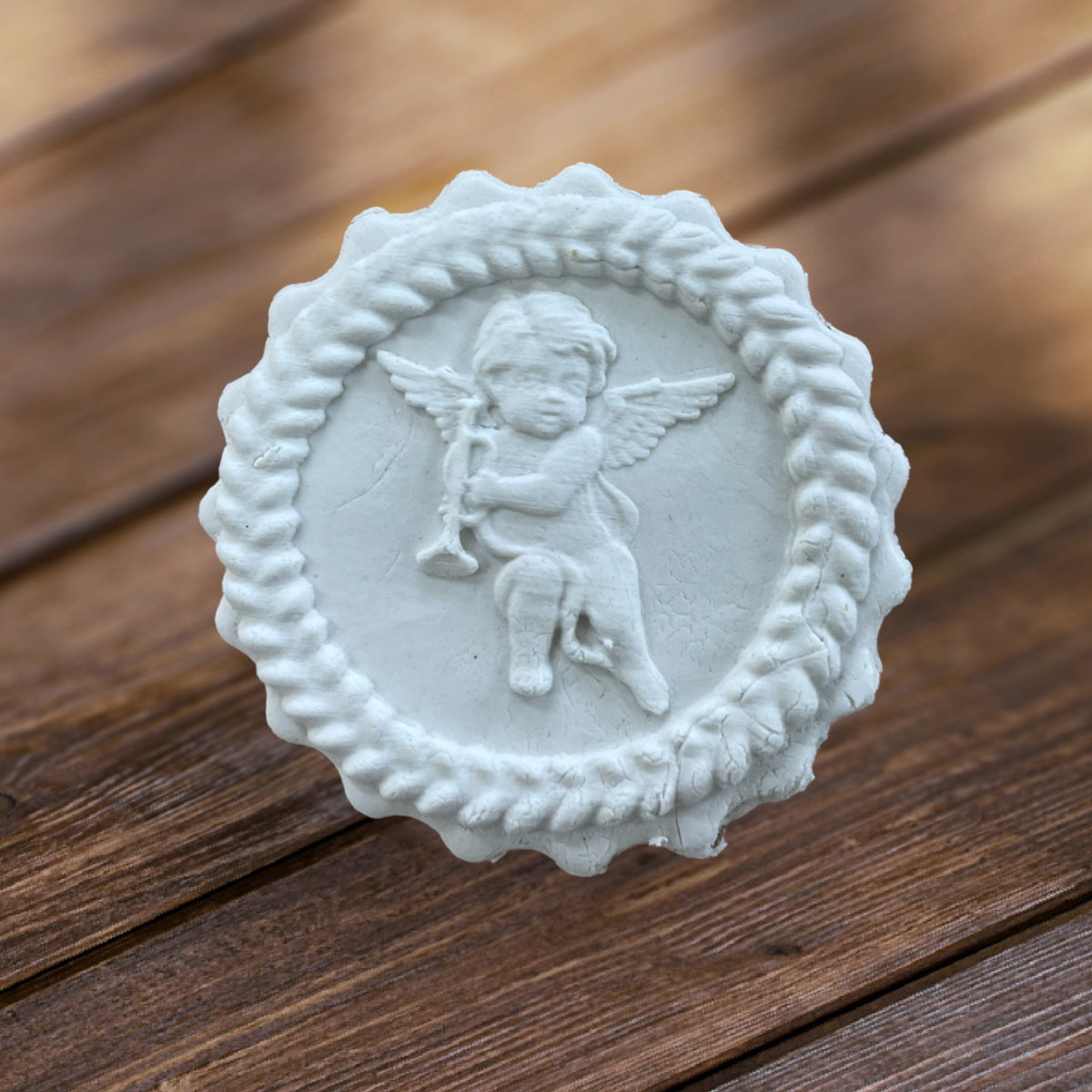 Petit ange trompette rond