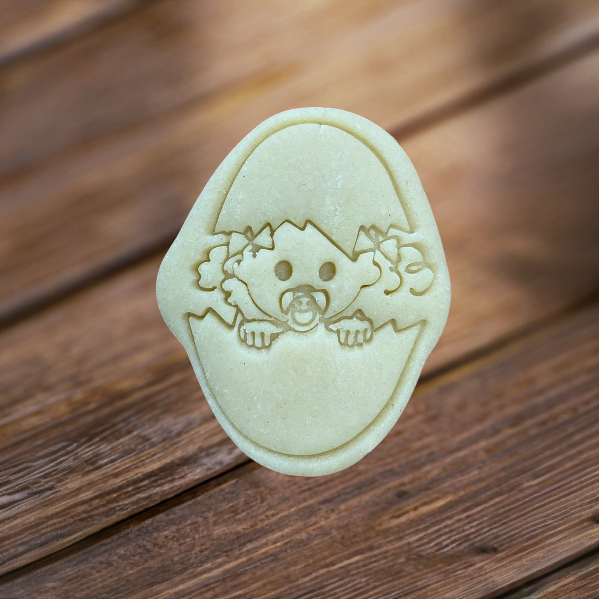 Baby in Eierschale