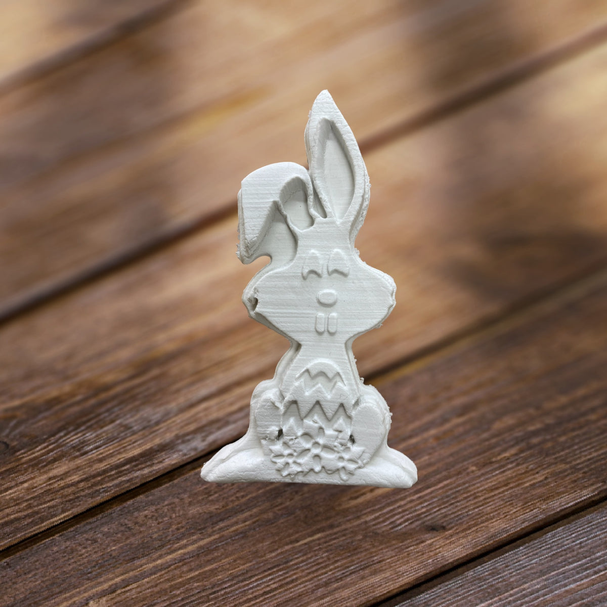 Conejito con huevo de Pascua grande