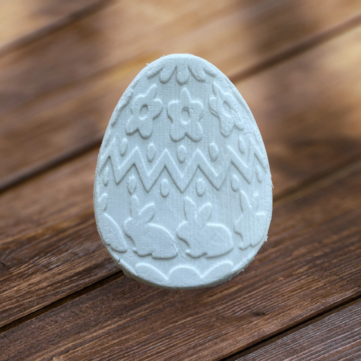 Huevo de Pascua con conejito y estrellas