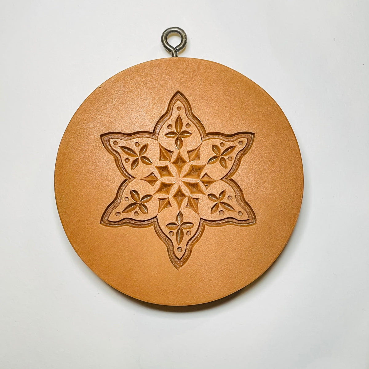 Star with wavy edge