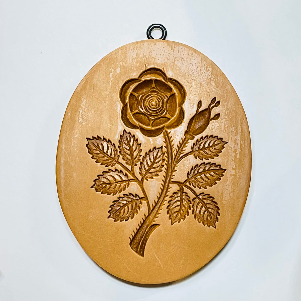 Rose mit Knospe im Oval