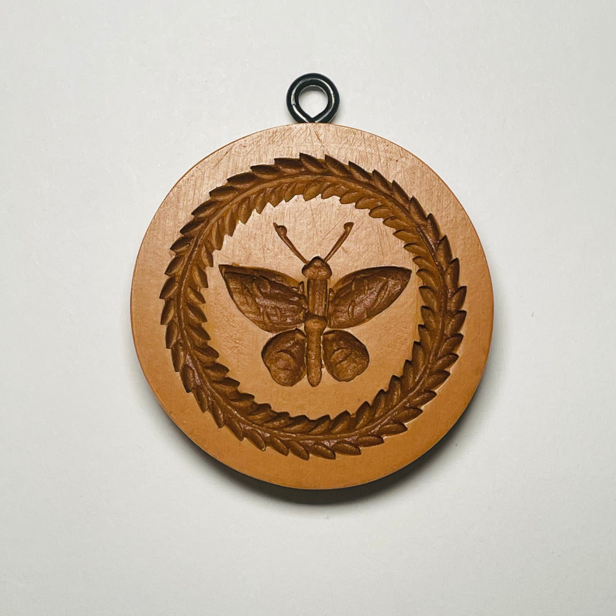 Papillon avec couronne de feuilles