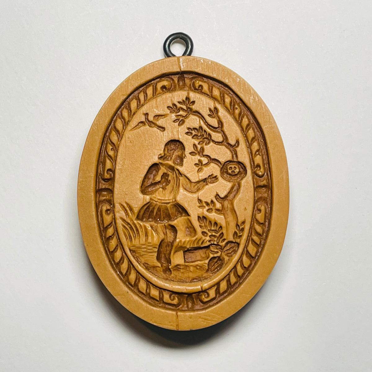 Homme près du nid d'oiseau